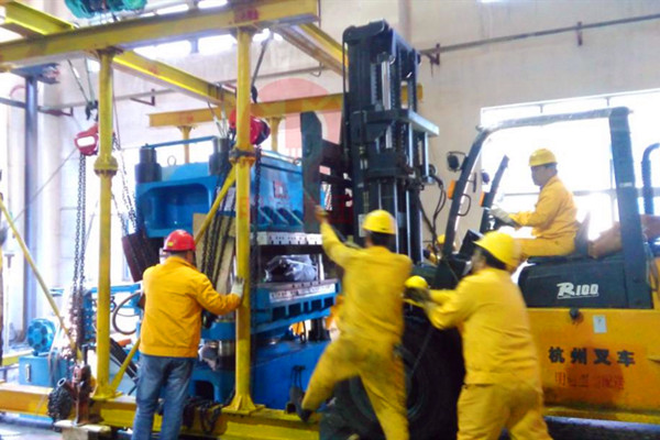 1000噸級平板硫化機設備吊裝移位綜合服務
